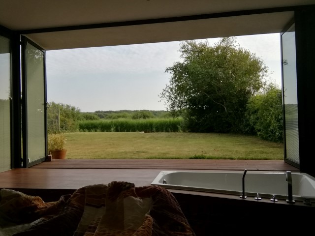 Ausblick aus dem Schlafzimmer und der Wanne